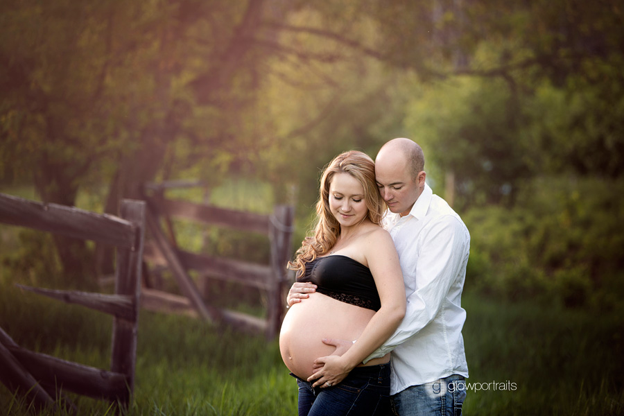 maternity session outdoors with fence