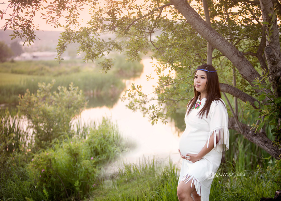 maternity photographer fort nelson maternity pose by tree
