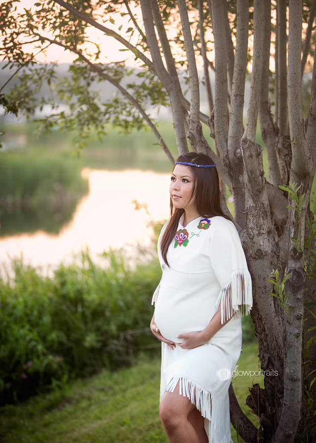 canadian maternity photographer outside maternity pose