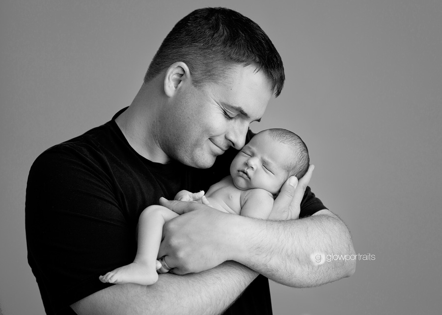 daddy and newborn pose