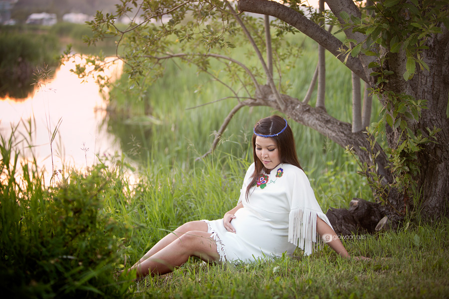 british columbia maternity photographer outdoor by water sitting maternity session