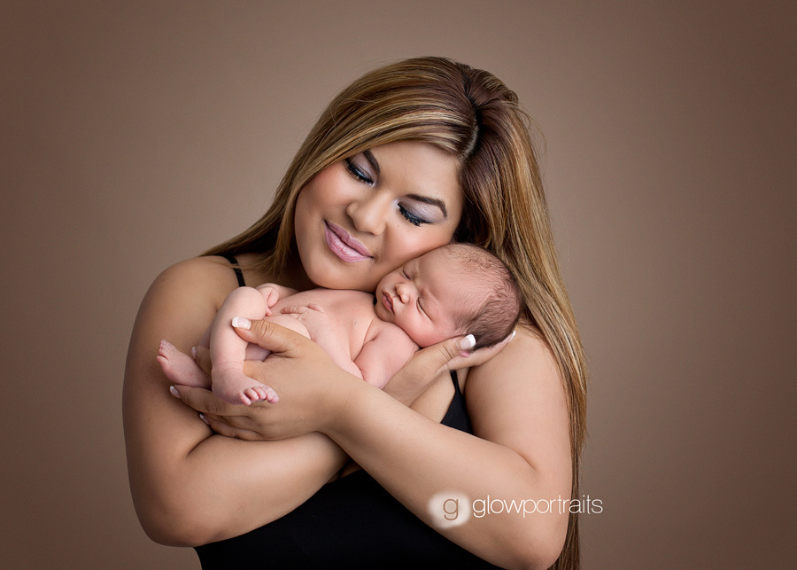 british columbia newborn photographer mom and newborn pose