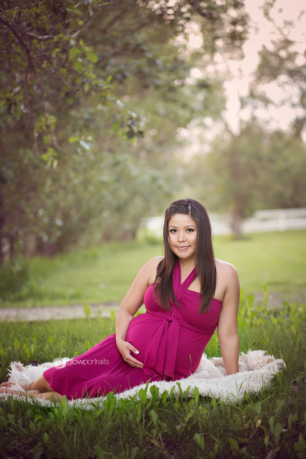 maternity photographer lying side pose outdoor maternity
