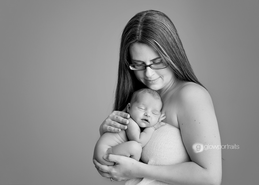 mom and newborn pose