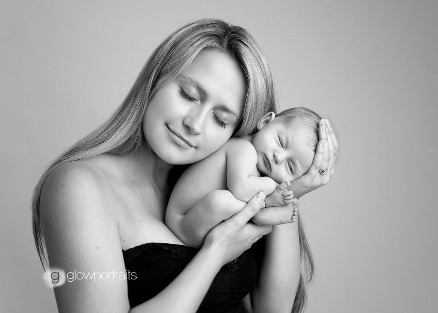 newborn_photographer black and white image of mom holding newborn girl