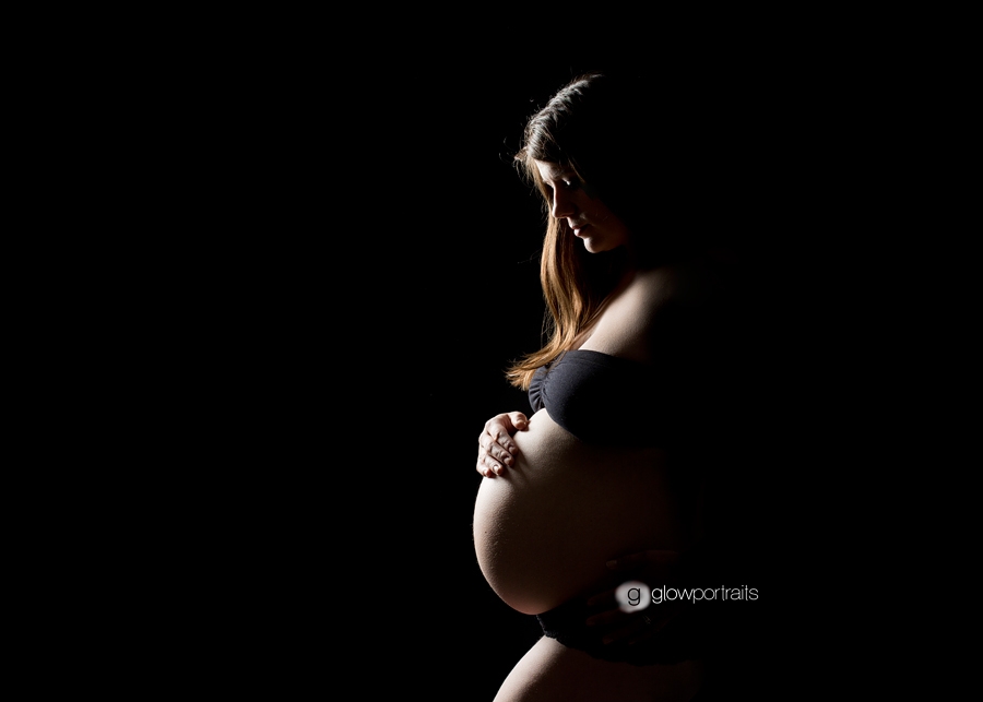 glow portraits maternity photographer side lighting silhouette maternity pose