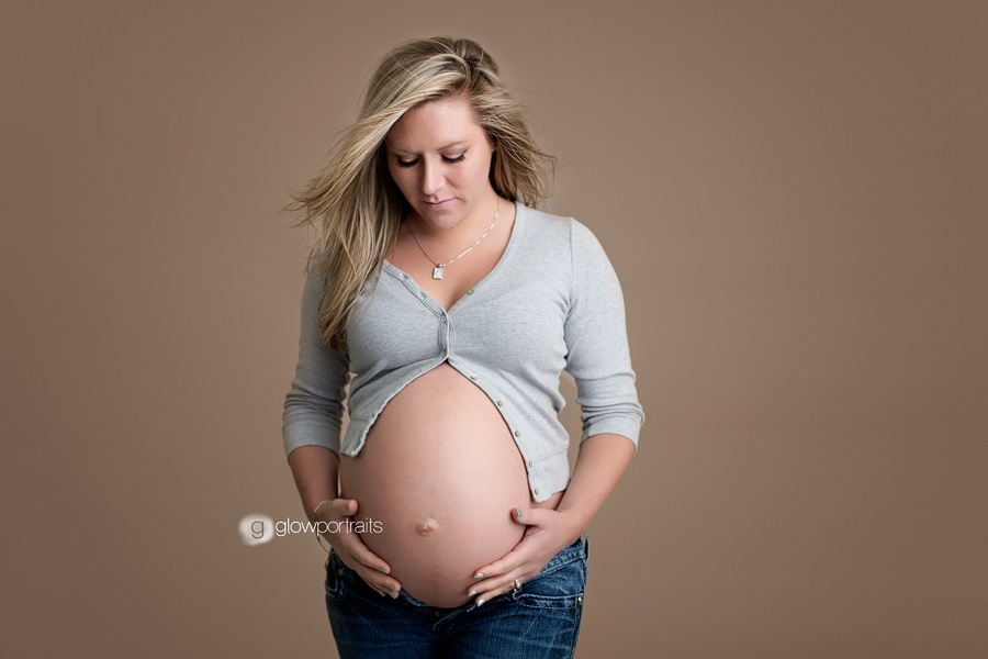 fort st john maternity photographer maternity pose wearing cardigan