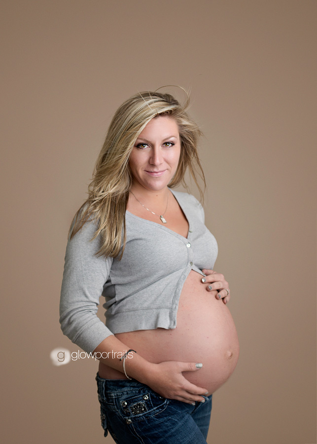 tumbler ridge, bc maternity photographer pretty girl wearing grey sweater in maternity session