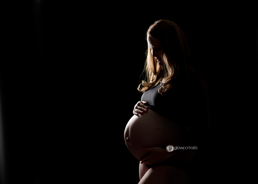 maternity photographer silhouette maternity pose